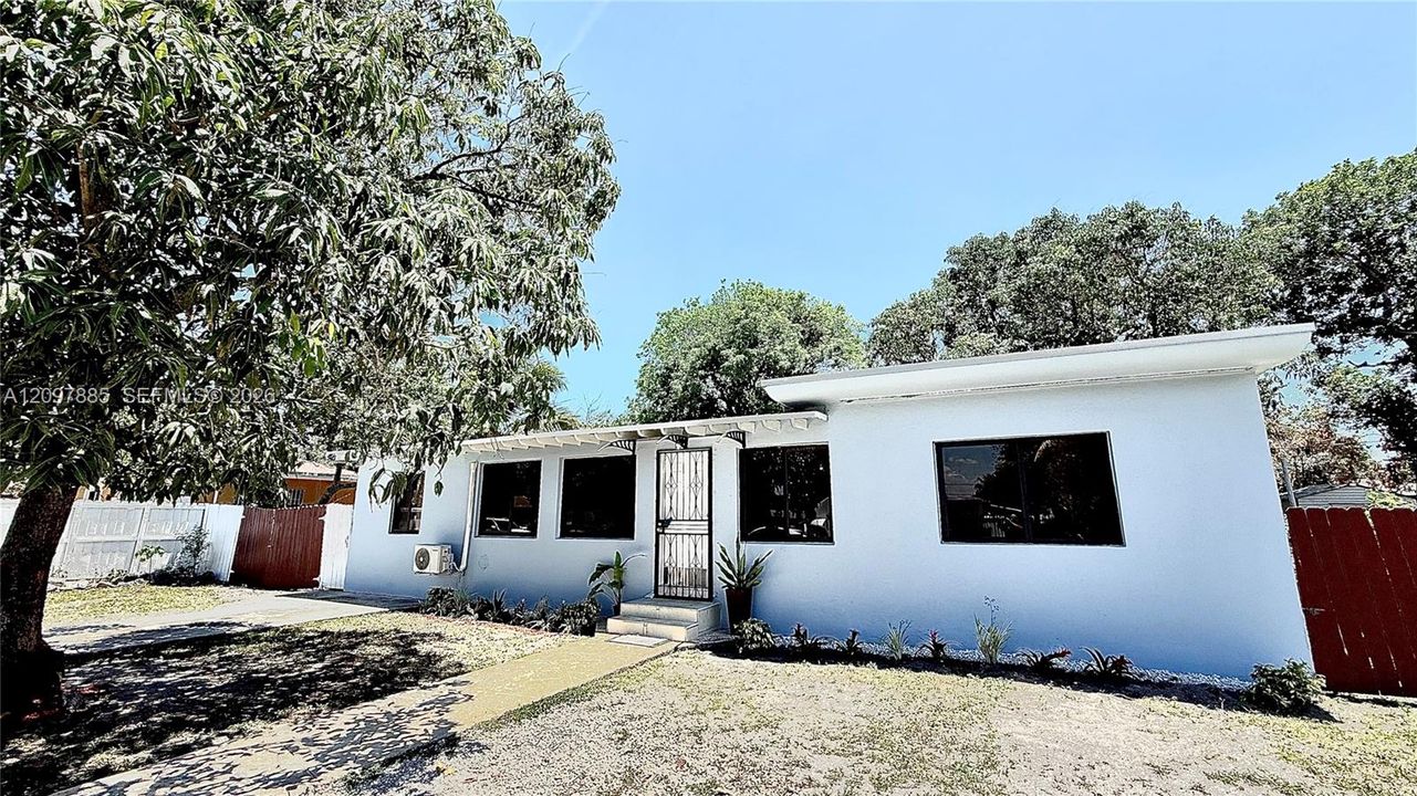 For Rent: $1,995 (3 beds, 1 baths, 1944 Square Feet)