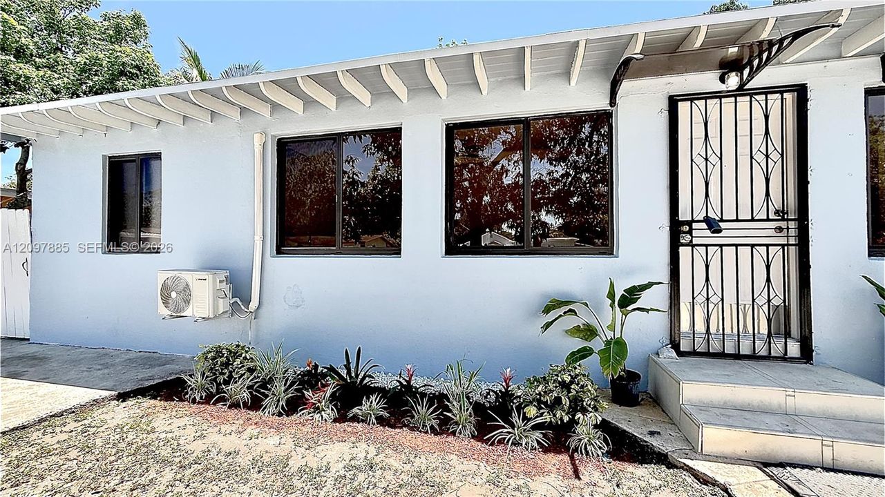 For Rent: $1,995 (3 beds, 1 baths, 1944 Square Feet)
