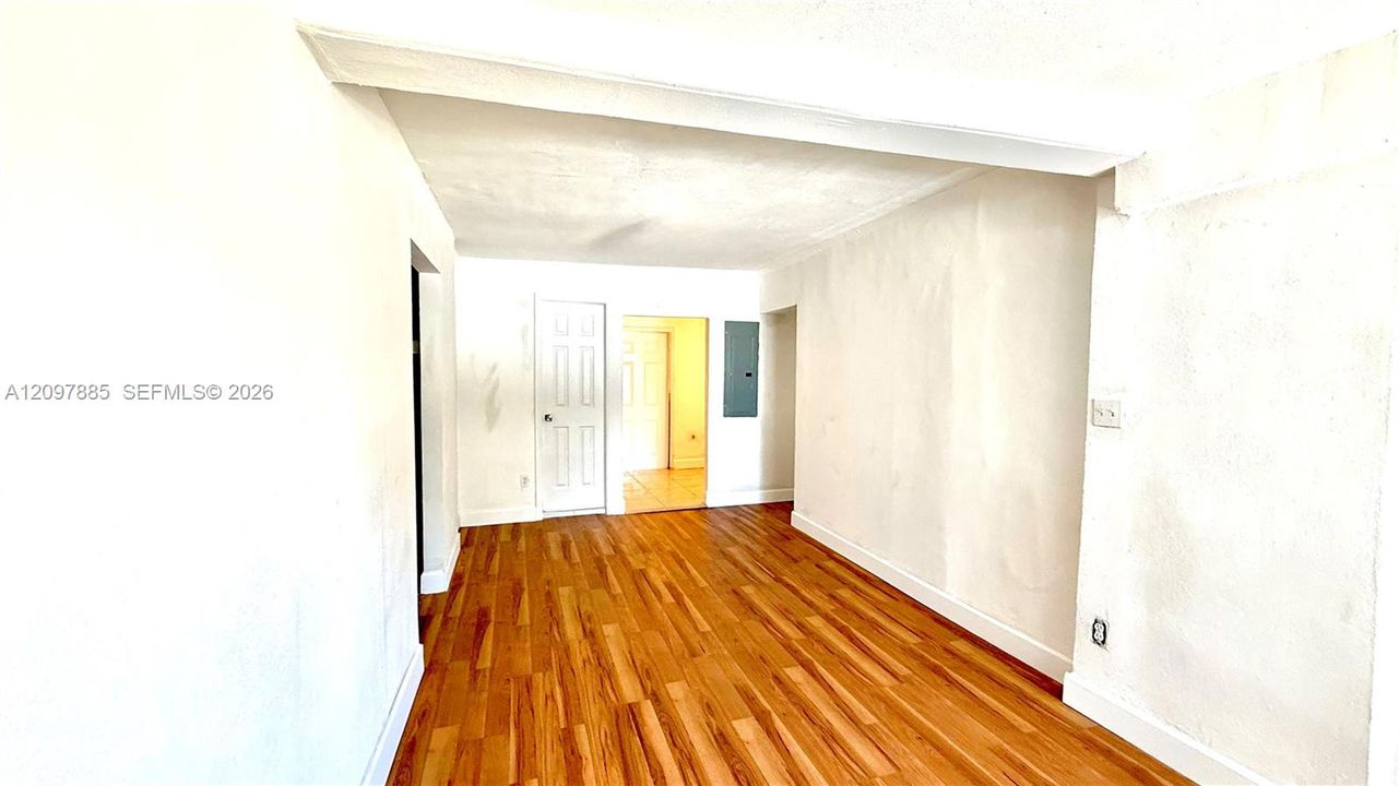 For Rent: $1,995 (3 beds, 1 baths, 1944 Square Feet)