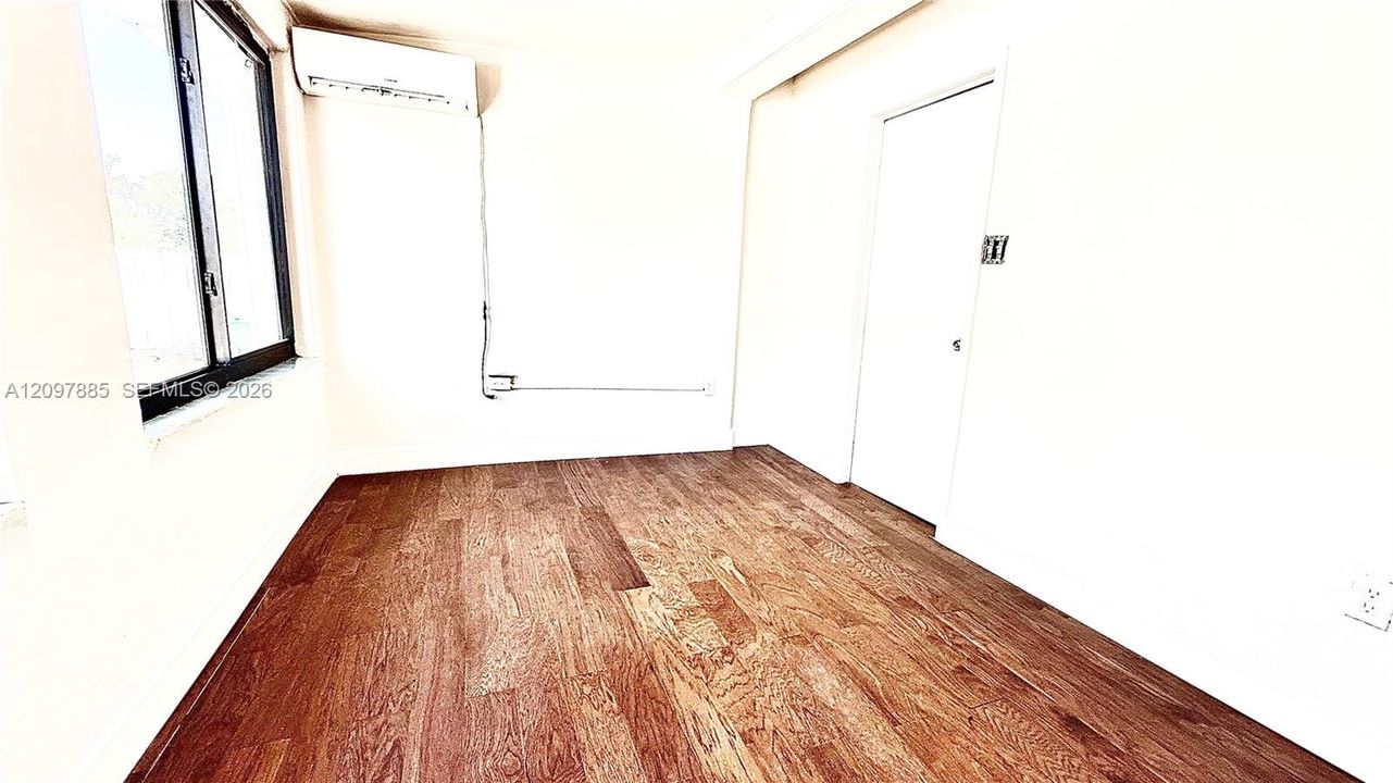 For Rent: $1,995 (3 beds, 1 baths, 1944 Square Feet)