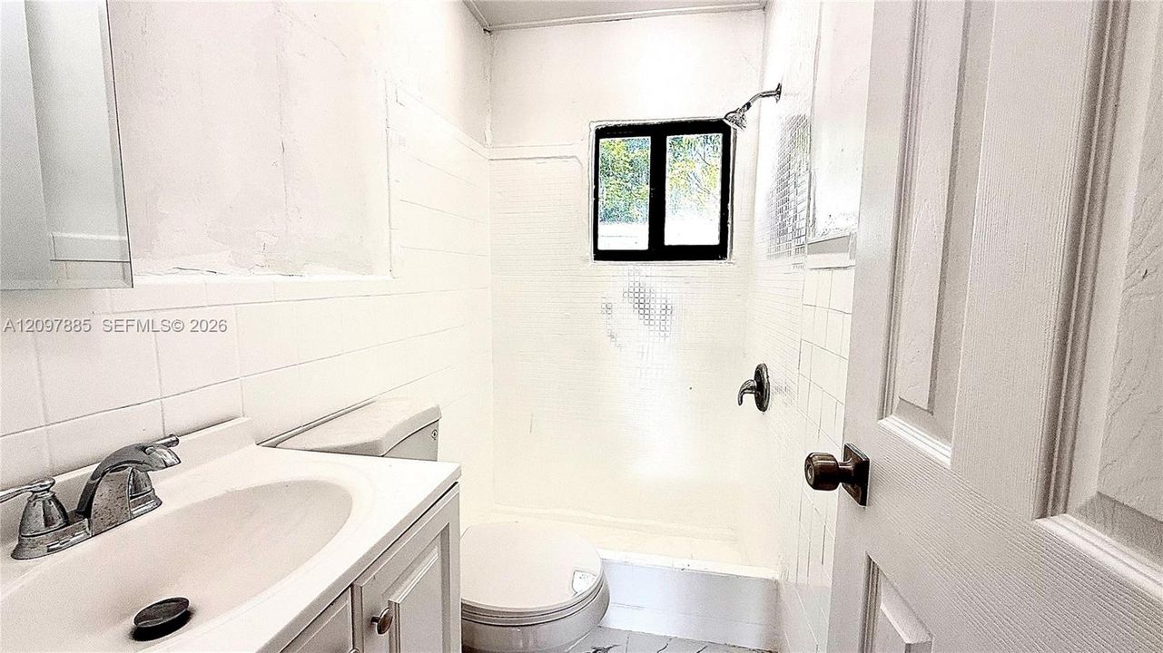 For Rent: $1,995 (3 beds, 1 baths, 1944 Square Feet)