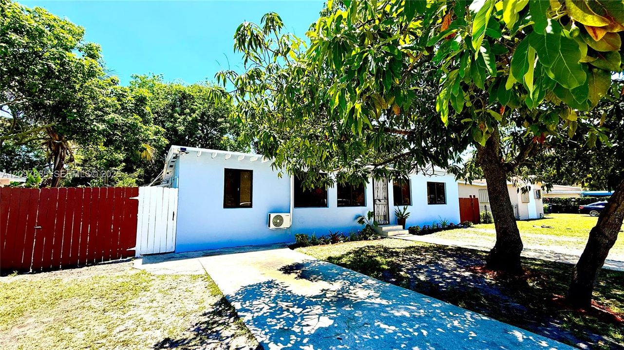 For Rent: $1,995 (3 beds, 1 baths, 1944 Square Feet)
