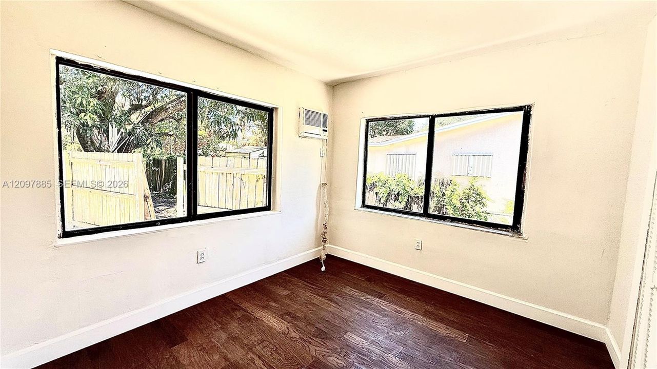For Rent: $1,995 (3 beds, 1 baths, 1944 Square Feet)