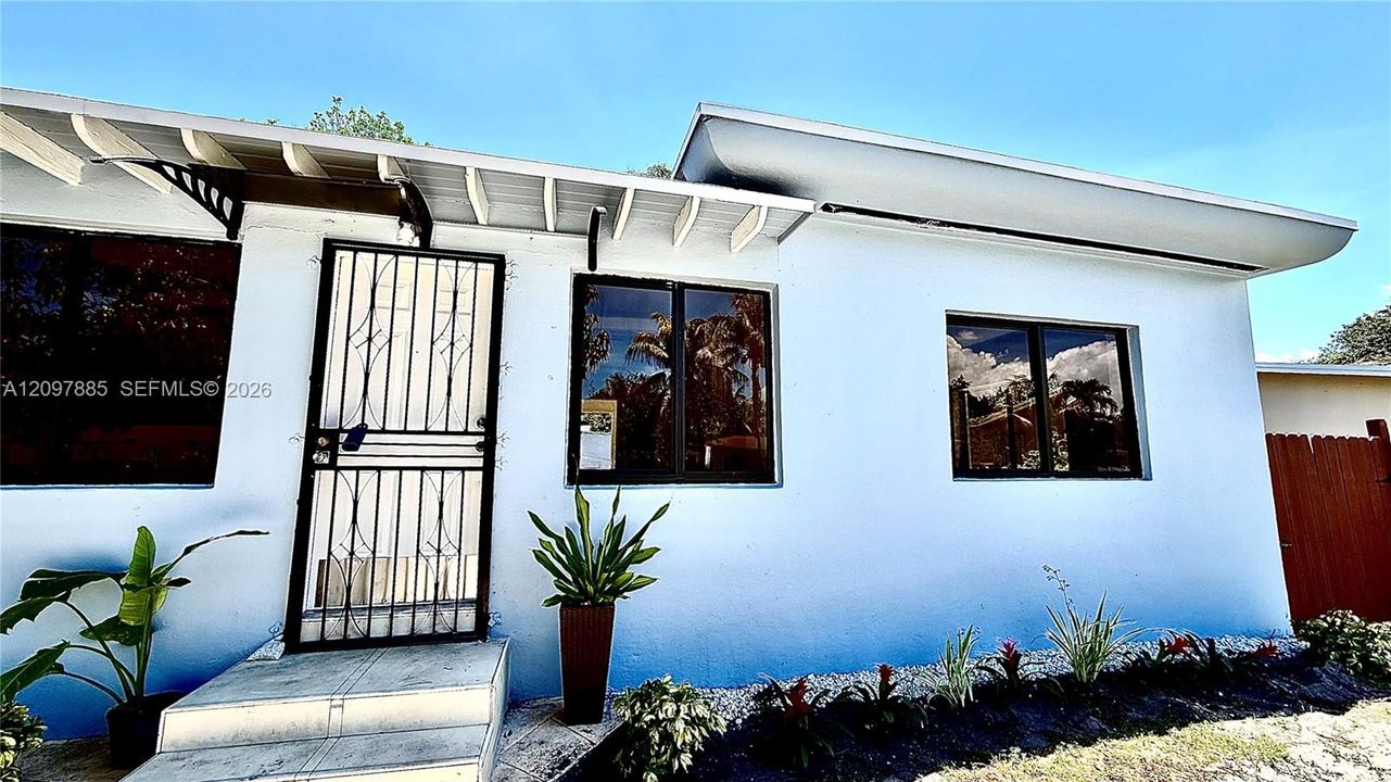 For Rent: $1,995 (3 beds, 1 baths, 1944 Square Feet)