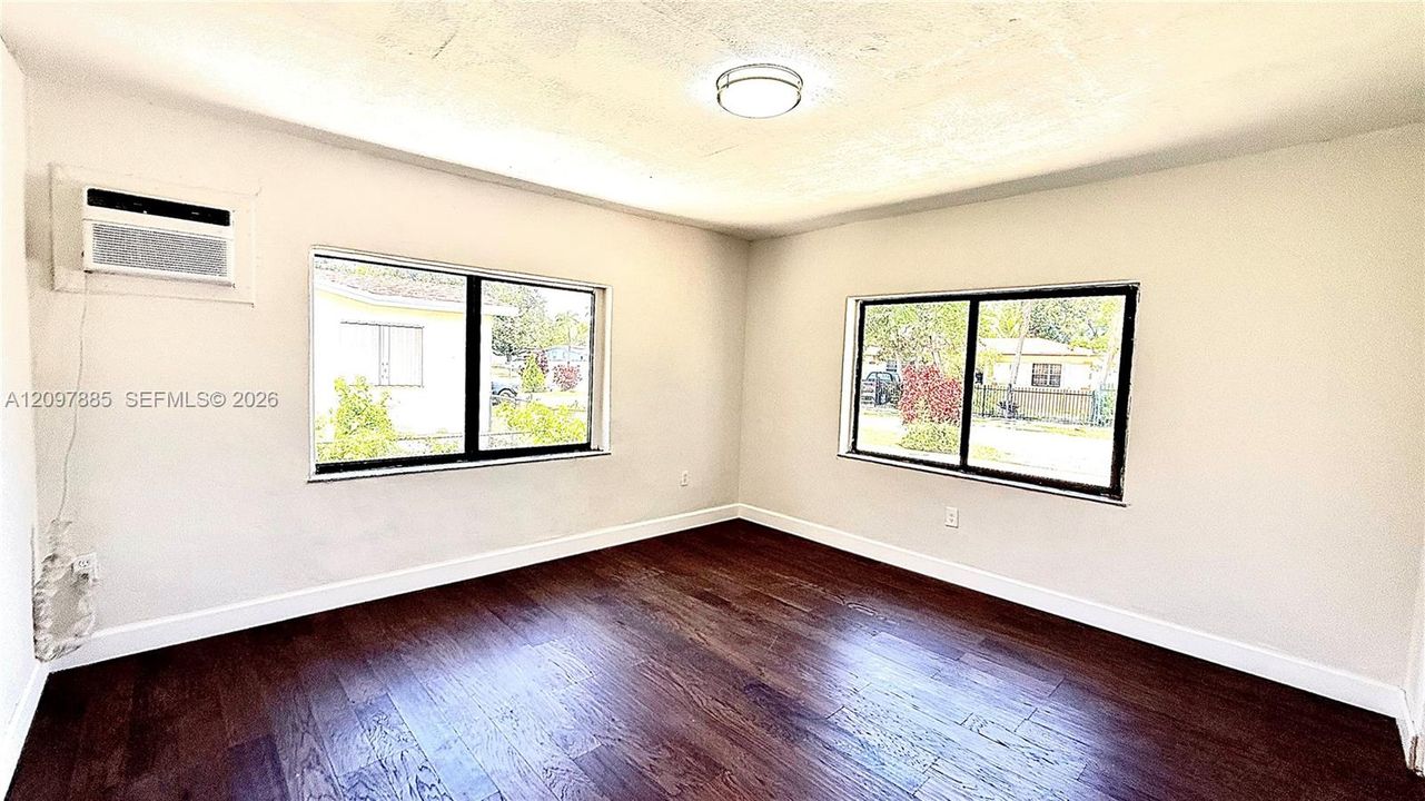 For Rent: $1,995 (3 beds, 1 baths, 1944 Square Feet)