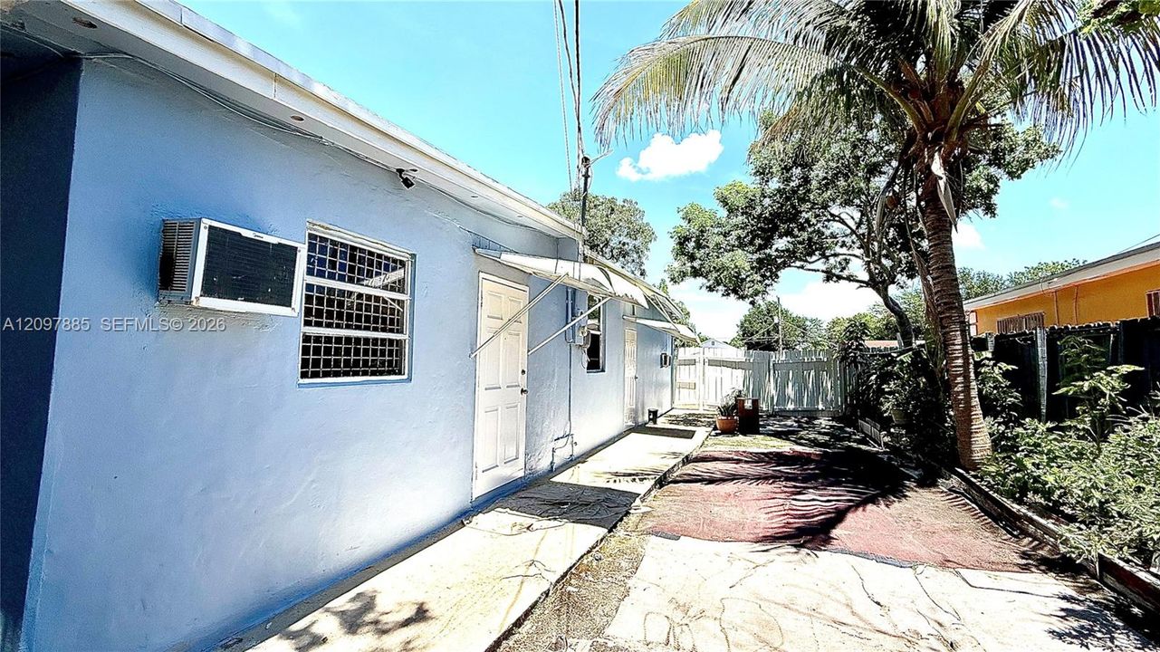For Rent: $1,995 (3 beds, 1 baths, 1944 Square Feet)