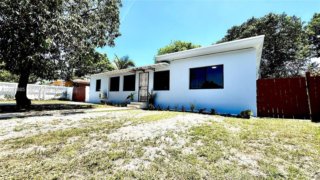 For Rent: $1,995 (3 beds, 1 baths, 1944 Square Feet)