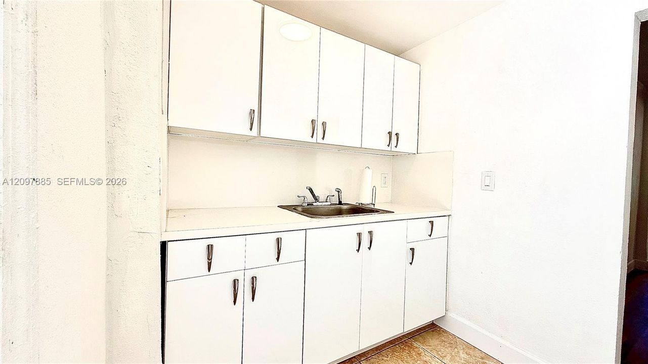 For Rent: $1,995 (3 beds, 1 baths, 1944 Square Feet)