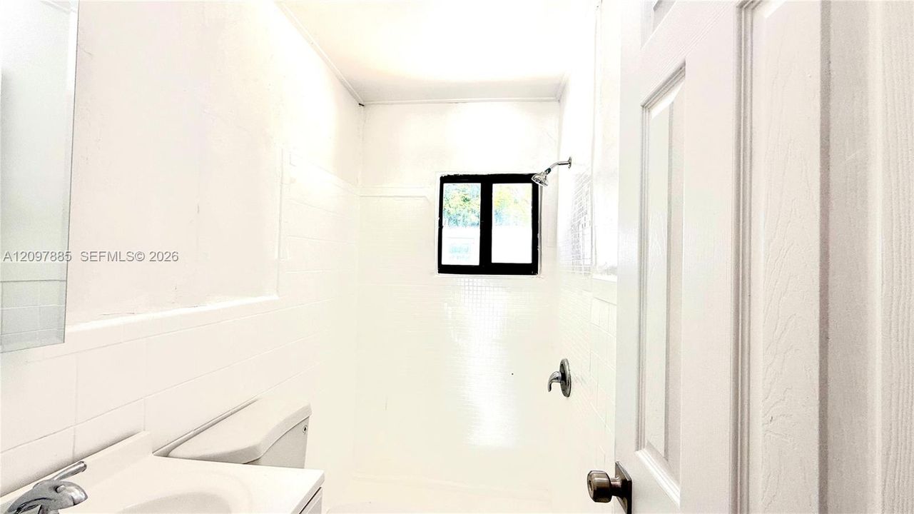 For Rent: $1,995 (3 beds, 1 baths, 1944 Square Feet)
