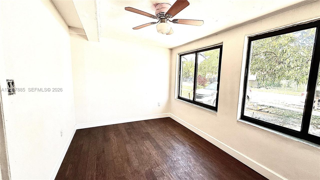 For Rent: $1,995 (3 beds, 1 baths, 1944 Square Feet)