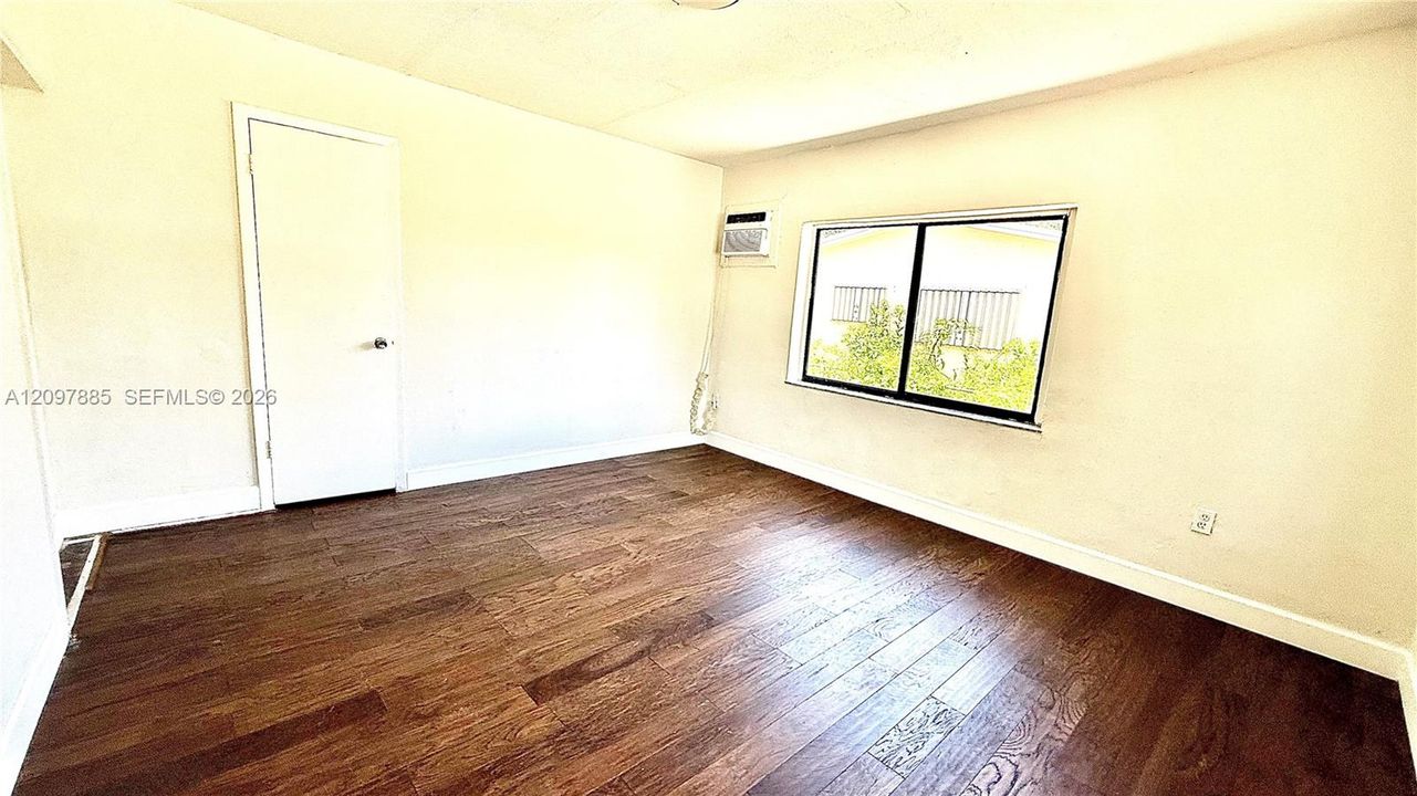 For Rent: $1,995 (3 beds, 1 baths, 1944 Square Feet)