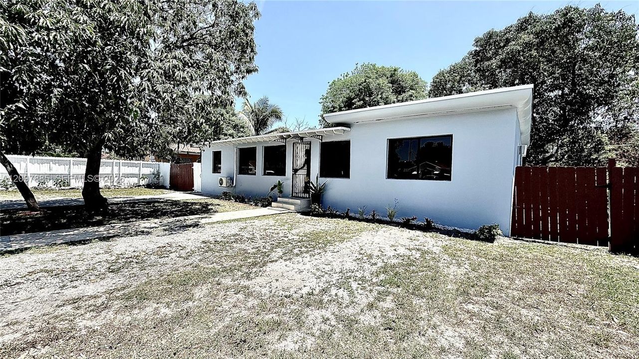 For Rent: $1,995 (3 beds, 1 baths, 1944 Square Feet)