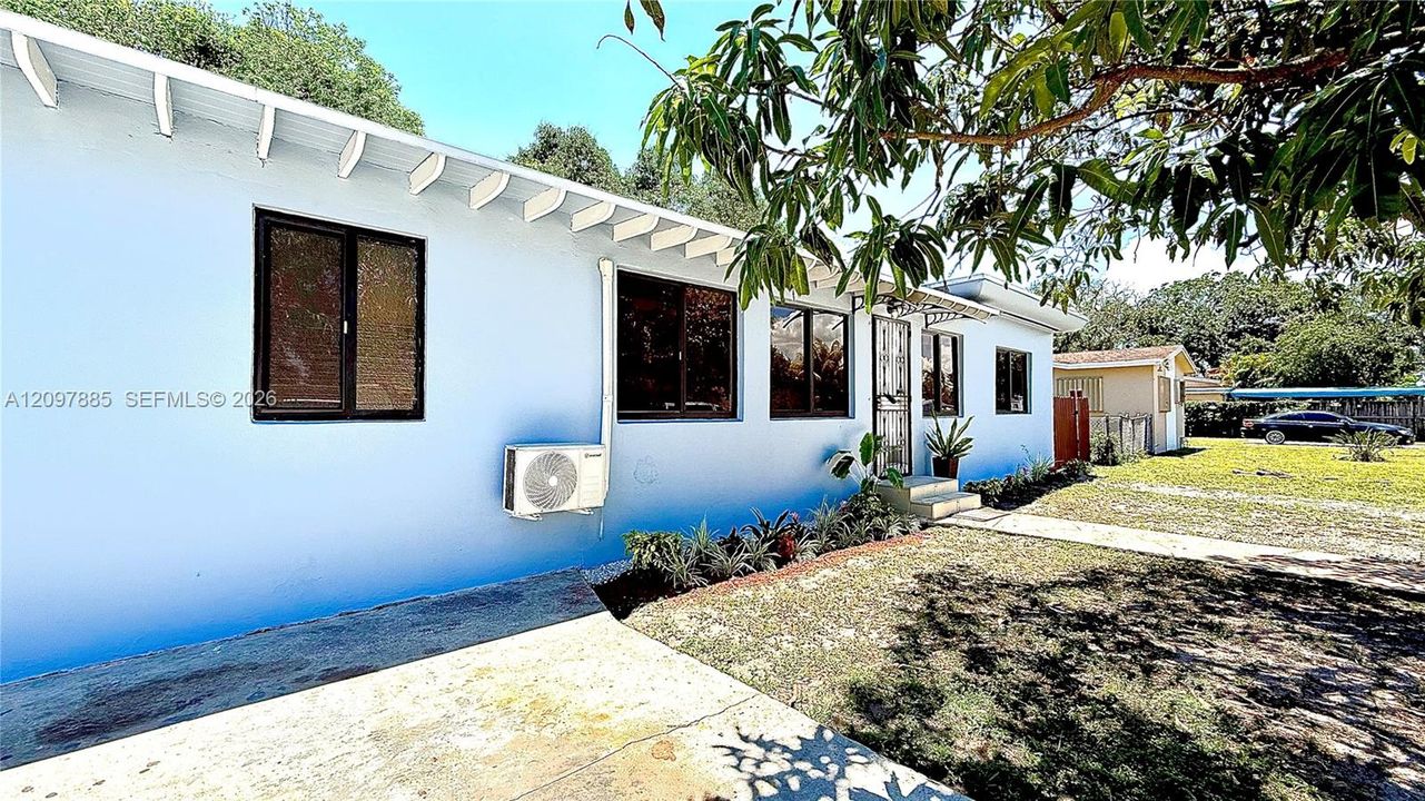 For Rent: $1,995 (3 beds, 1 baths, 1944 Square Feet)