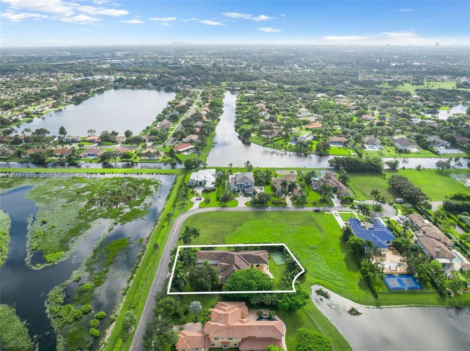 For Sale: $2,950,000 (6 beds, 5 baths, 5651 Square Feet)