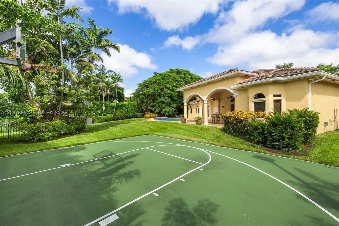 For Sale: $2,950,000 (6 beds, 5 baths, 5651 Square Feet)