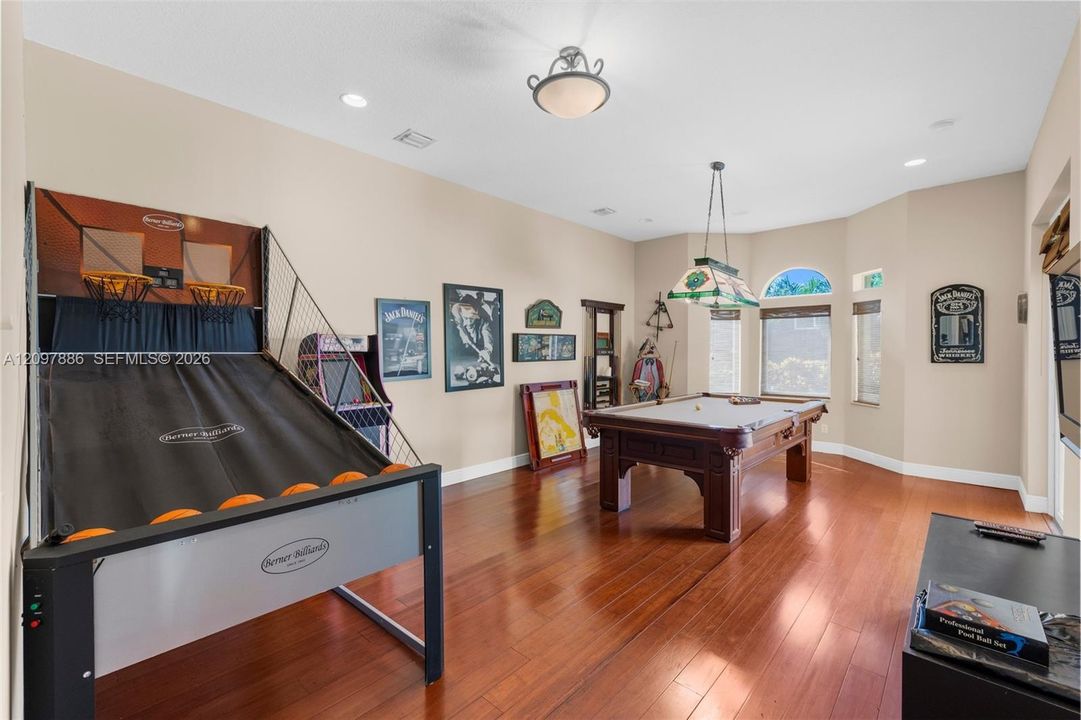 For Sale: $2,950,000 (6 beds, 5 baths, 5651 Square Feet)