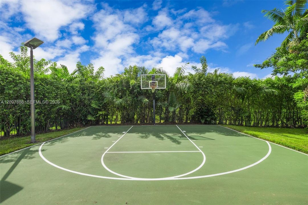 For Sale: $2,950,000 (6 beds, 5 baths, 5651 Square Feet)