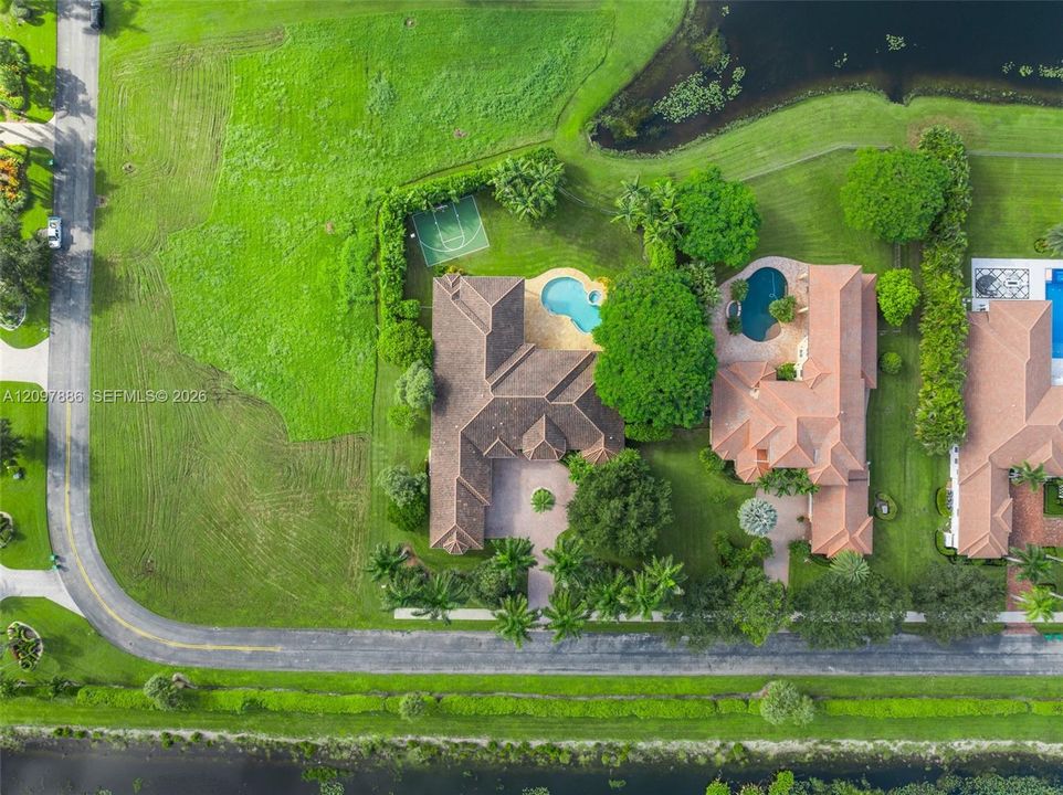 For Sale: $2,950,000 (6 beds, 5 baths, 5651 Square Feet)
