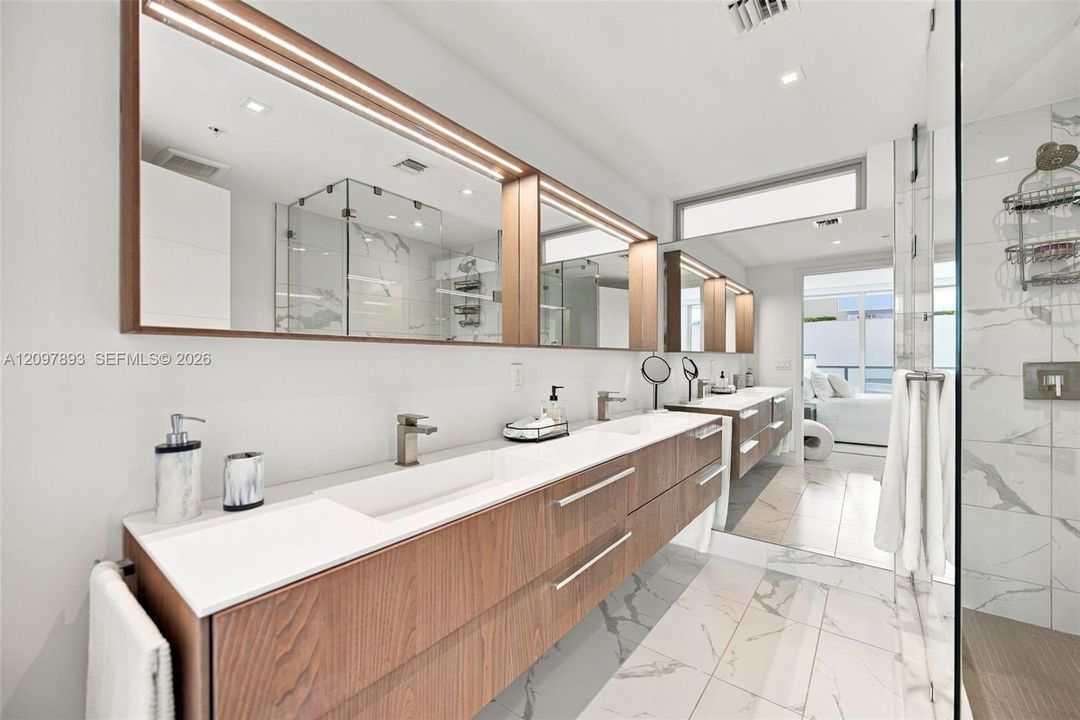 На продажу: $1,150,000 (2 спален, 2 ванн, 1019 Квадратных фут)