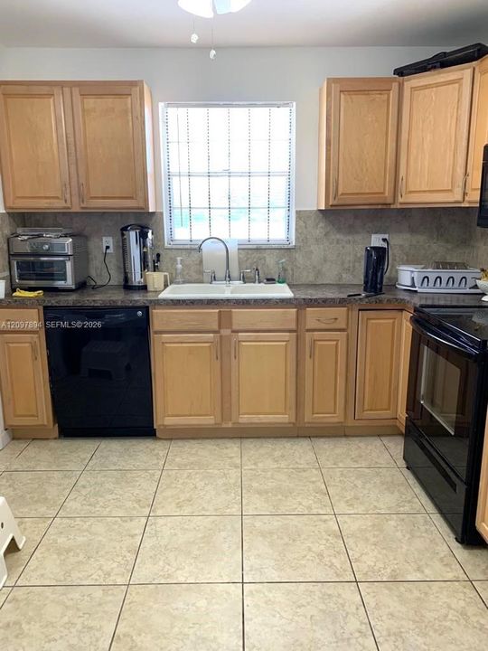 SPACIOUS KITCHEN WITH LOTS OF STORAGE