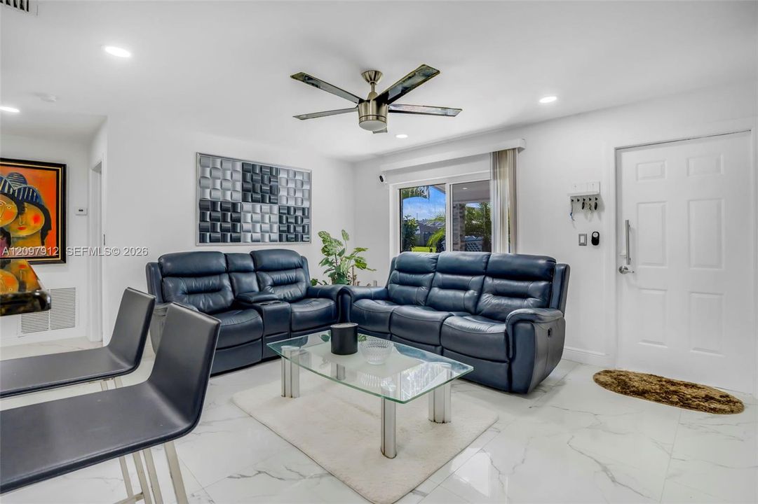 En Venta: $560,000 (3 camas, 2 baños, 1326 Pies cuadrados)