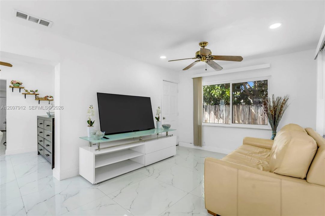 En Venta: $560,000 (3 camas, 2 baños, 1326 Pies cuadrados)