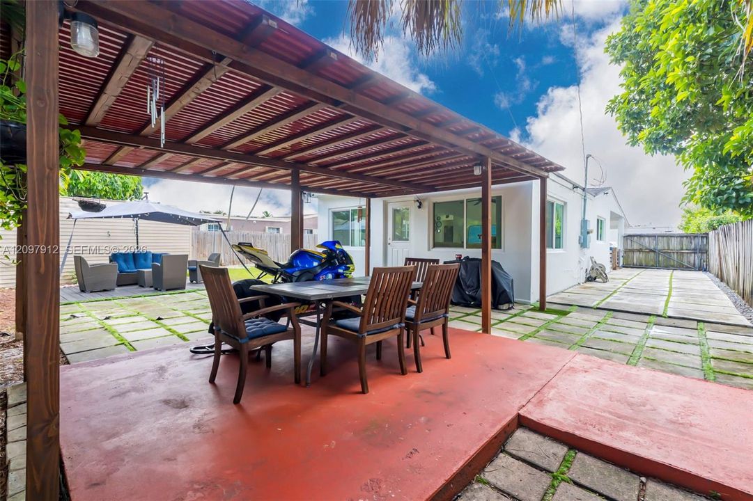 En Venta: $560,000 (3 camas, 2 baños, 1326 Pies cuadrados)