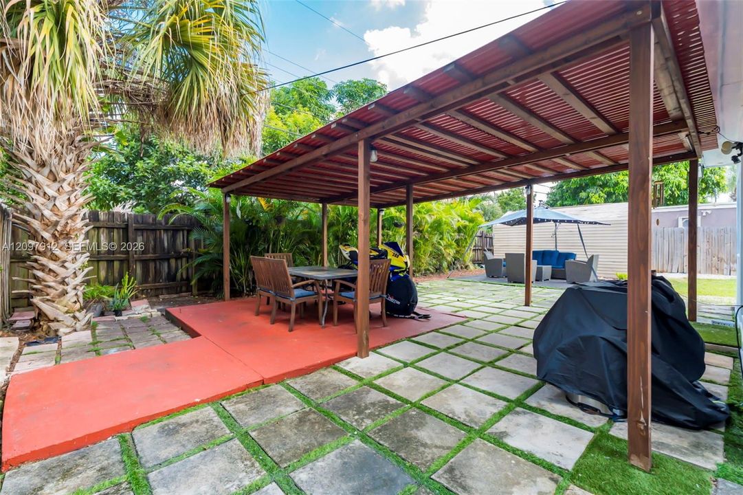 En Venta: $560,000 (3 camas, 2 baños, 1326 Pies cuadrados)