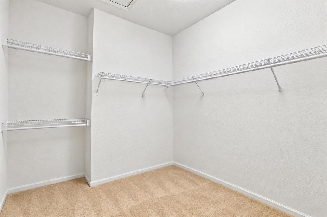 33_empty_walk_in_closet