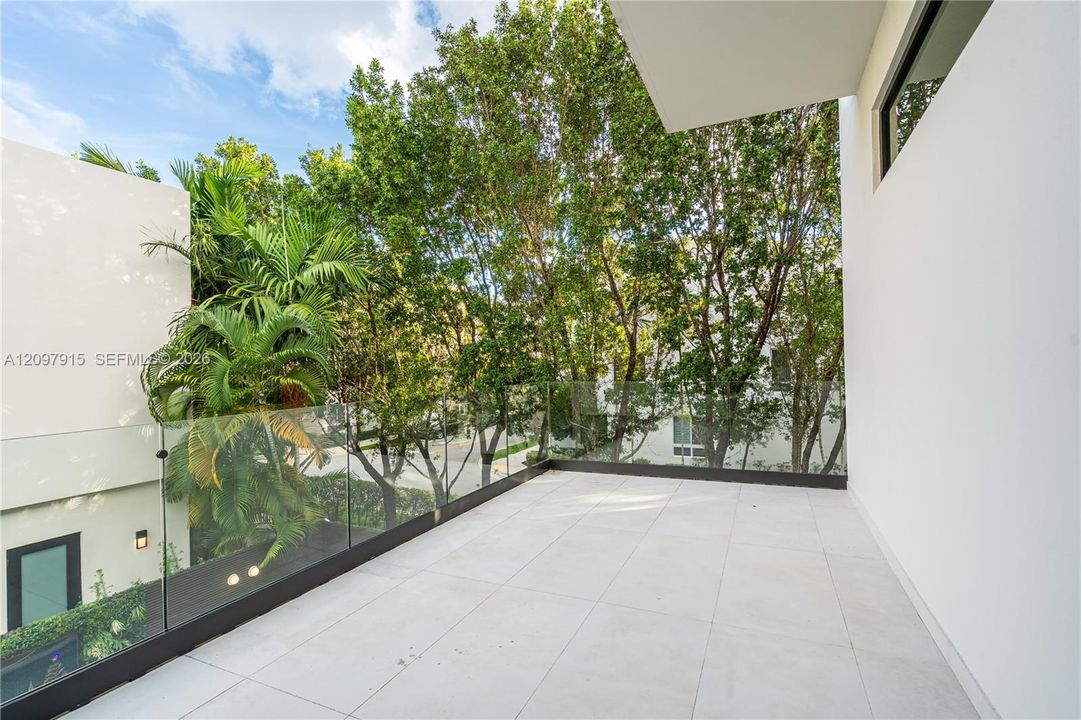 For Rent: $25,000 (5 beds, 5 baths, 4067 Square Feet)