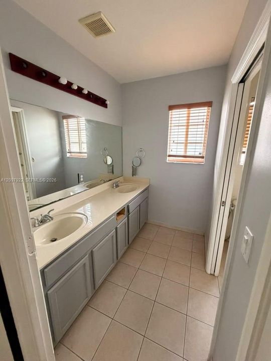 En Venta: $435,000 (5 camas, 3 baños, 2627 Pies cuadrados)