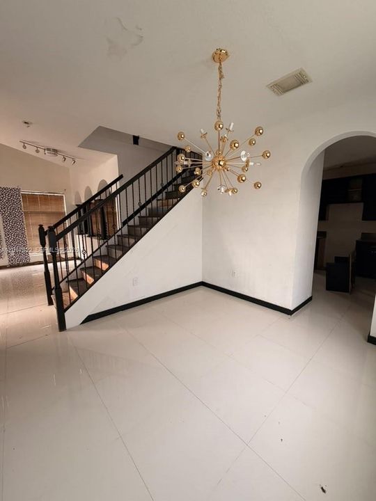 En Venta: $435,000 (5 camas, 3 baños, 2627 Pies cuadrados)