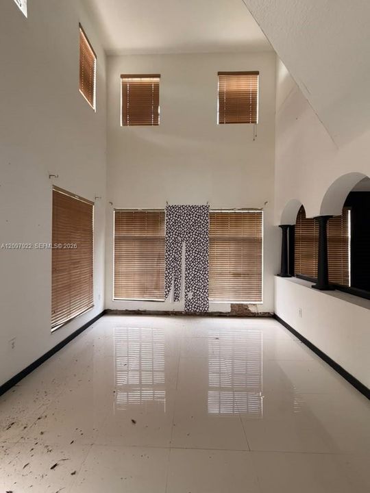 En Venta: $435,000 (5 camas, 3 baños, 2627 Pies cuadrados)