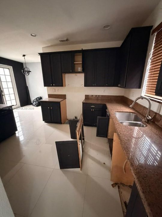 En Venta: $435,000 (5 camas, 3 baños, 2627 Pies cuadrados)