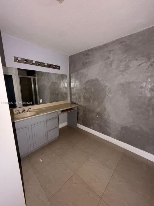 En Venta: $435,000 (5 camas, 3 baños, 2627 Pies cuadrados)