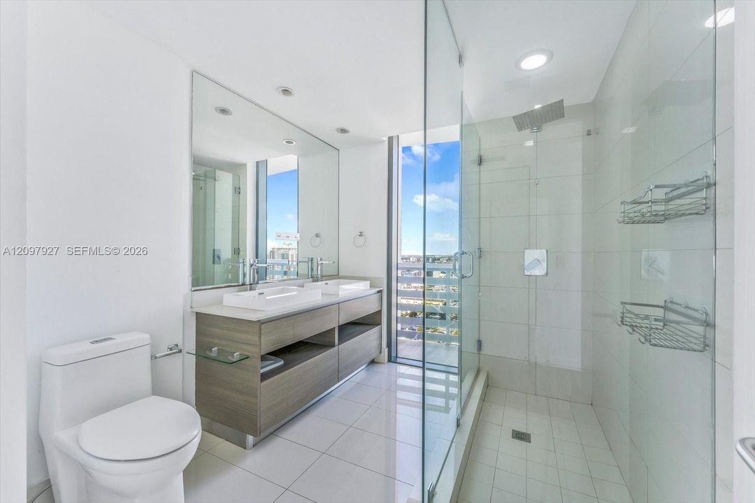 For Sale: $999,000 (2 beds, 2 baths, 1311 Square Feet)