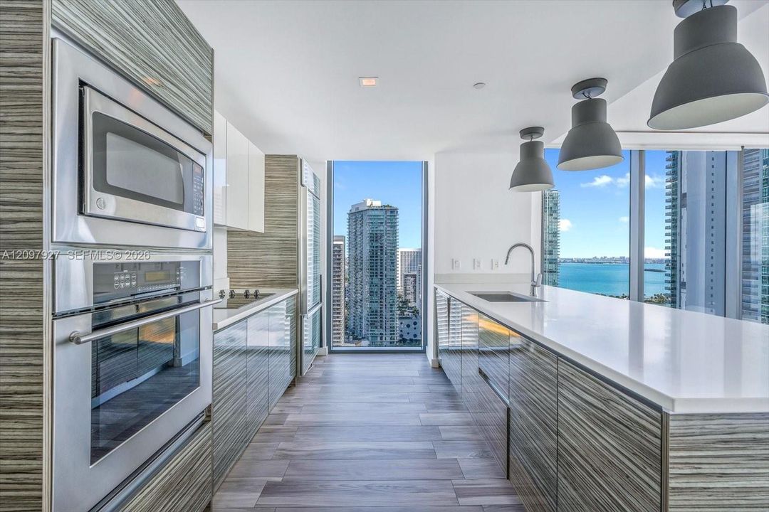 For Sale: $999,000 (2 beds, 2 baths, 1311 Square Feet)