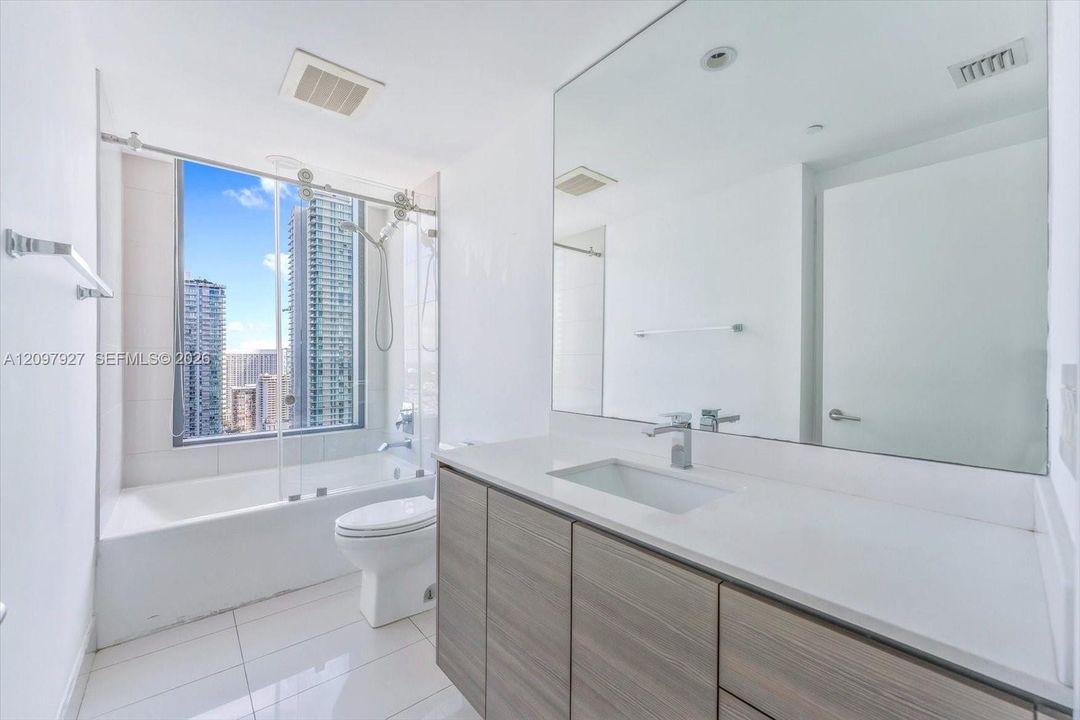 For Sale: $999,000 (2 beds, 2 baths, 1311 Square Feet)