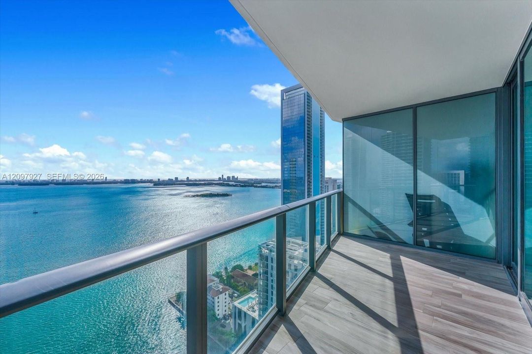 For Sale: $999,000 (2 beds, 2 baths, 1311 Square Feet)