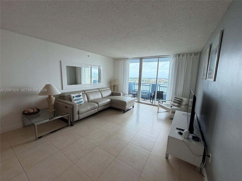 For Rent: $6,000 (2 beds, 2 baths, 1090 Square Feet)