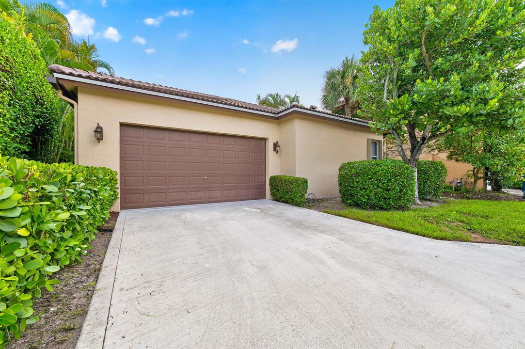 122 Santiago Garage and Driveway