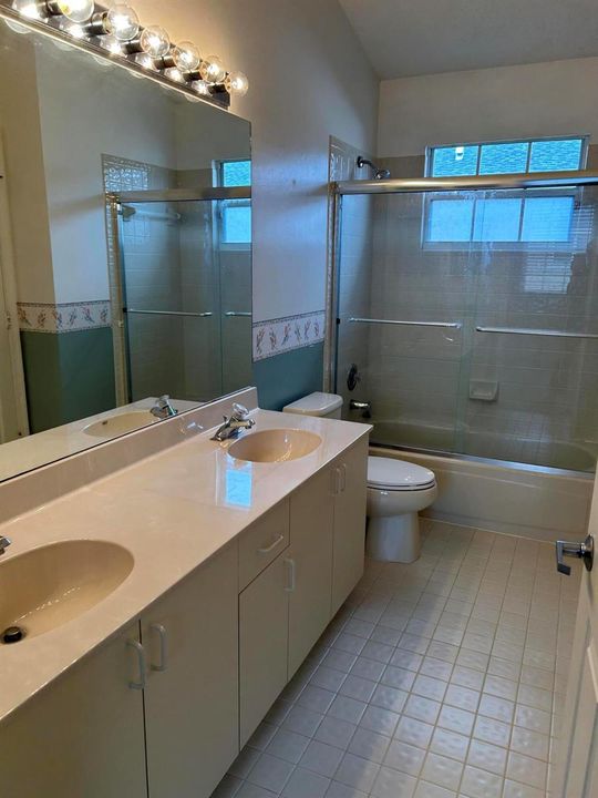 JACK & JILL GUEST BATHROOM