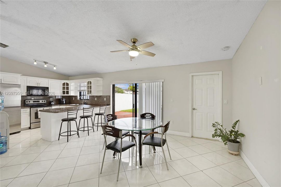 En Venta: $649,000 (5 camas, 3 baños, 1705 Pies cuadrados)