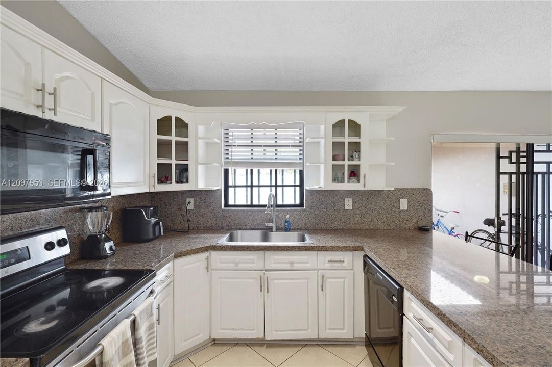 En Venta: $649,000 (5 camas, 3 baños, 1705 Pies cuadrados)