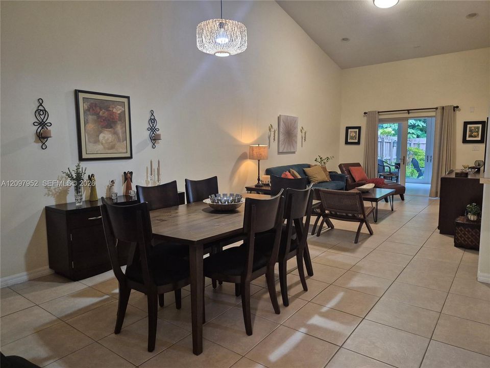 合同活跃: $348,000 (3 贝兹, 2 浴室, 1057 平方英尺)
