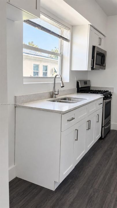 For Rent: $2,150 (2 beds, 1 baths, 900 Square Feet)