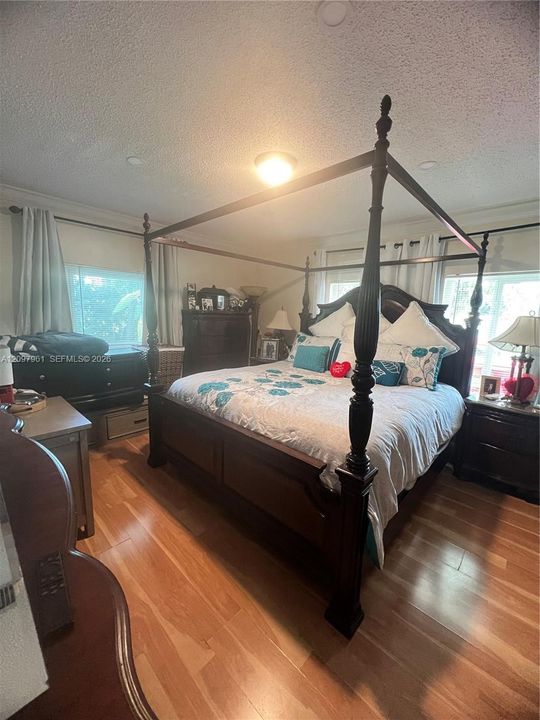 For Sale: $429,999 (3 beds, 1 baths, 1000 Square Feet)