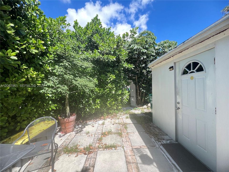 For Sale: $429,999 (3 beds, 1 baths, 1000 Square Feet)