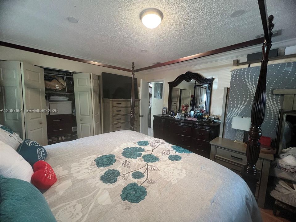 For Sale: $429,999 (3 beds, 1 baths, 1000 Square Feet)