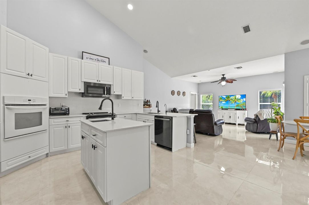 28 Kitchen 01
